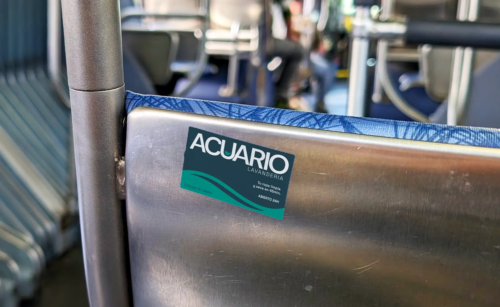 Imagen corporativa de Acuario Lavandería mostrando señalética y presencia de marca